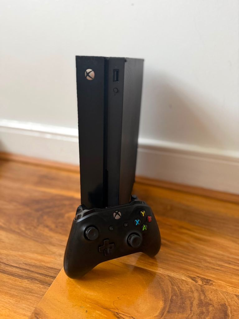 Xbox One X 1TB – Excellent Condition – Controller Included