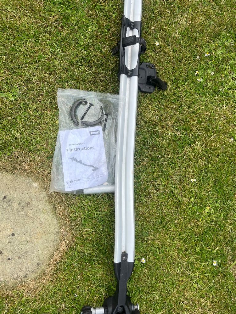 Thule OutRide 561 roof mounted bike carrier with keys. Ideal for carbon frames.