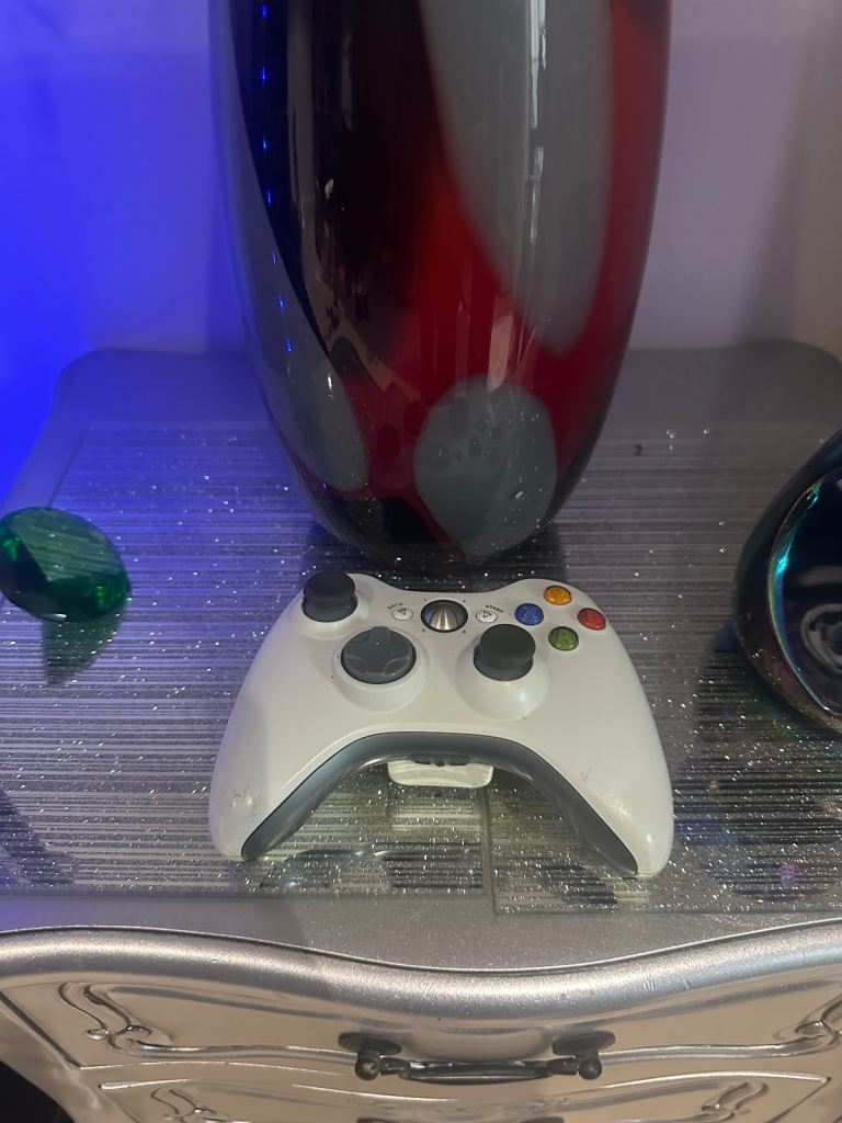 2x Xbox 360 controllers with battery pack