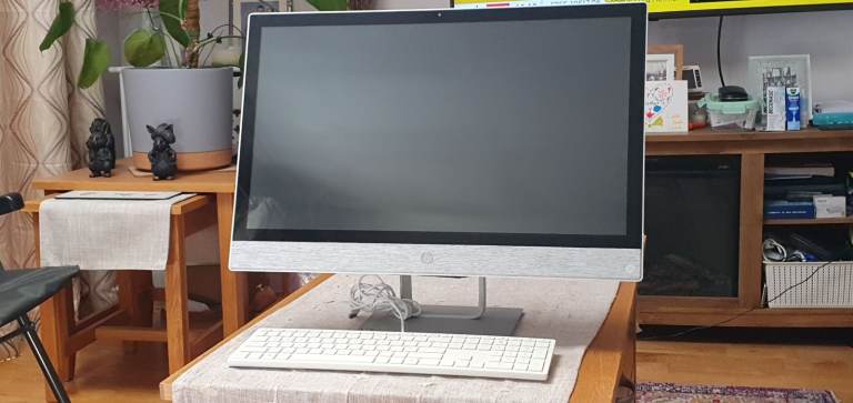 25 inch HP monitor/desktop. Complete with keyboard. 