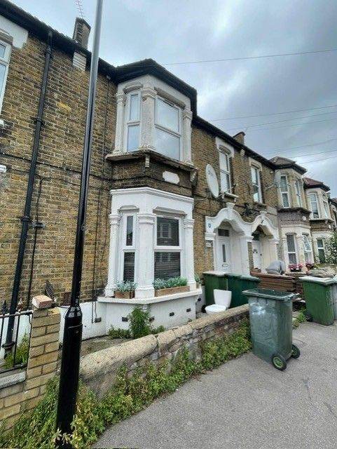 Newly Refurbished 3 Bedroom Flat E16 Kildare Road Canning Town To Rent