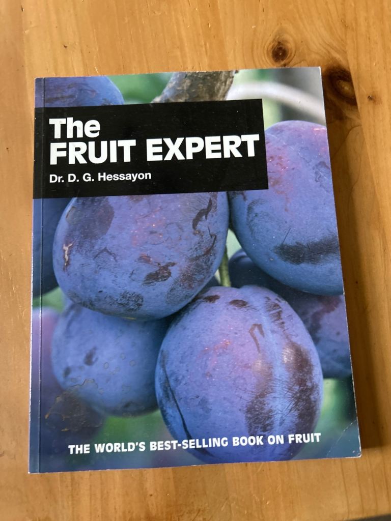 The Fruit Expert by Dr. D. G. Hessayon - Gardening Book