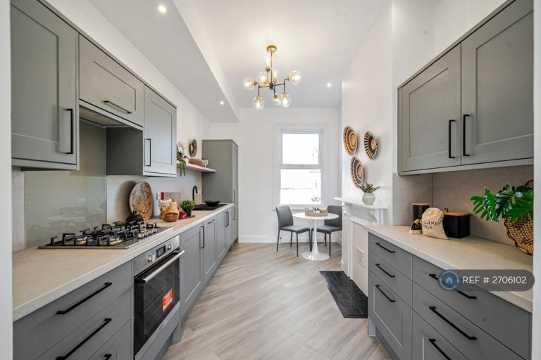 3 bedroom flat in Hookstone Road, Harrogate, HG2 (3 bed) (#2706102)