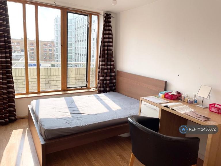 5 bedroom flat in Chesterton Square, London, W8 (5 bed) (#2436872)