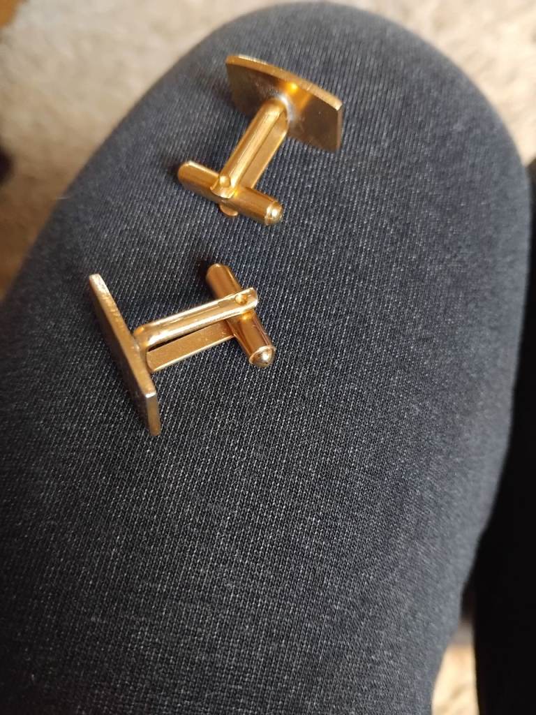 Vintage gold tone mens cufflinks. 