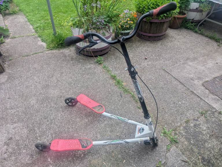 Speeder 3 wheel scooter