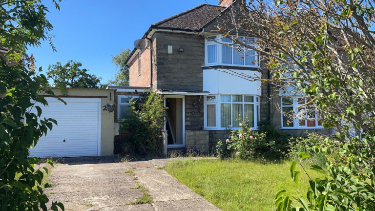 Studio Flat in Roman Way, Thatcham, RG18 3BS with shared kitchen