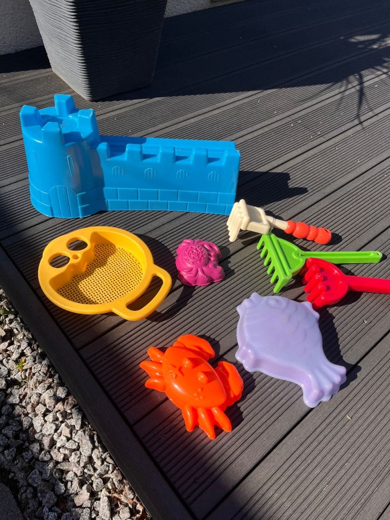 FREE Beach bucket and spade toys 