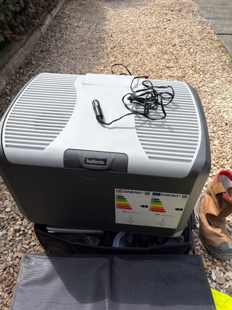 Halfords 24L 12V Electric Cool Box – Good Condition