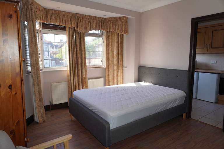 Studio flat in Gunnesbury Lane, London