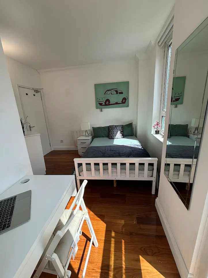 BRIGHT DOUBLE ROOM TO RENT IN POPLAR - AVAILABLE NOW ⭐