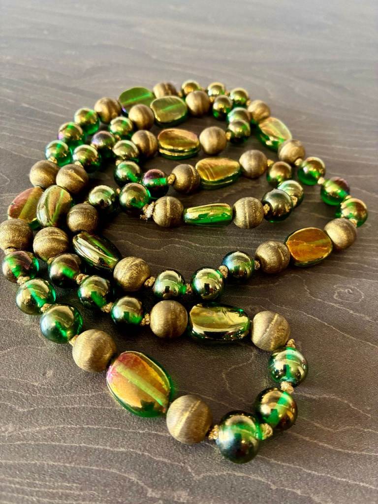 Lovely Precious Gem Stone Green & Gold Necklace – Excellent Condition
