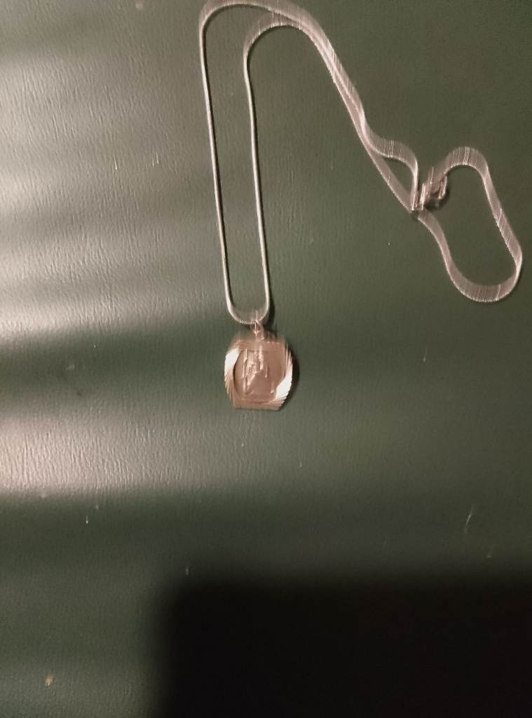 Silver-Tone Necklace with Pendant – Good Condition