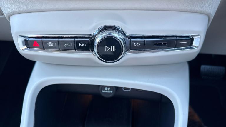 2025 Volvo XC40 2.0 B4P Ultra Dark 5dr Auto Petrol Estate Estate Petrol Automatic