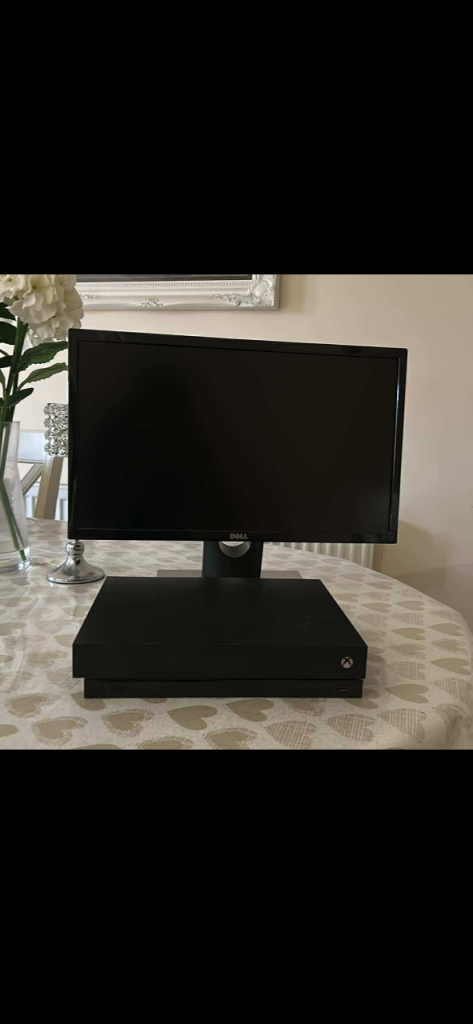 Xbox one x and one controller 1tb