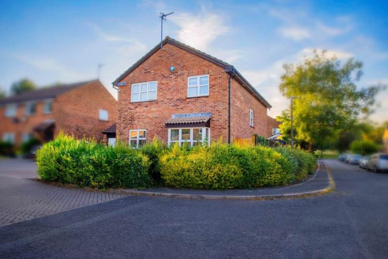 Large double room available in beautiful house close to MK Centre 