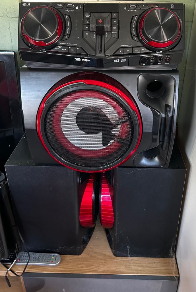 LG Hi-Fi Stereo System with Speakers – Good Condition
