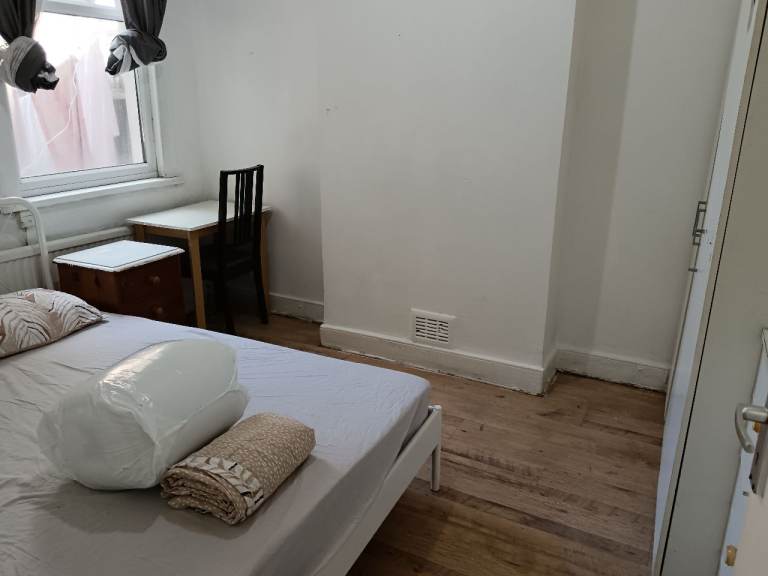 double room to let @ E13 9DA 4 min walk upton park tube all bills inc available now single/couple !