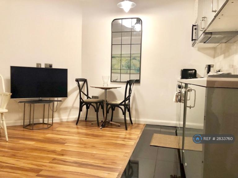 1 bedroom flat in Radnor Street, Swindon, SN1 (1 bed) (#2833760)