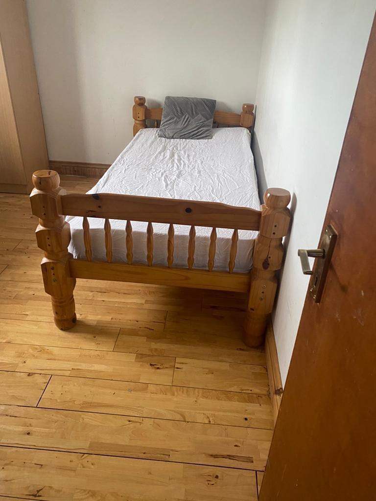 SPACIOUS CLEAN FURNISHED SINGLE ROOM - CLOSE TO TRAIN TUBE AND BUSES