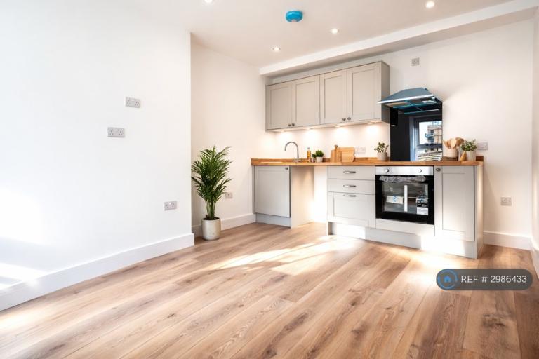 3 bedroom flat in Birds Royd Lane, Brighouse, HD6 (3 bed) (#2986433)