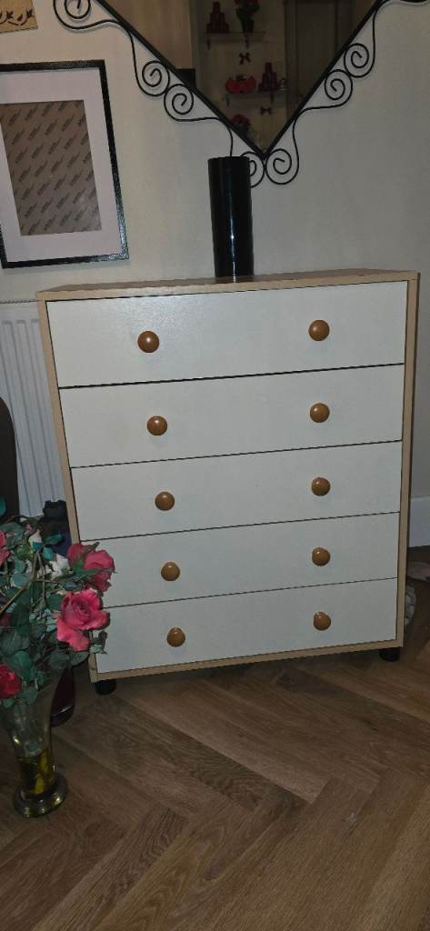 Chest of drawers 