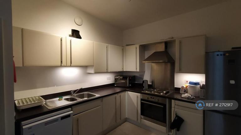 1 bedroom flat in Brent Road, London, E16 (1 bed) (#2712917)