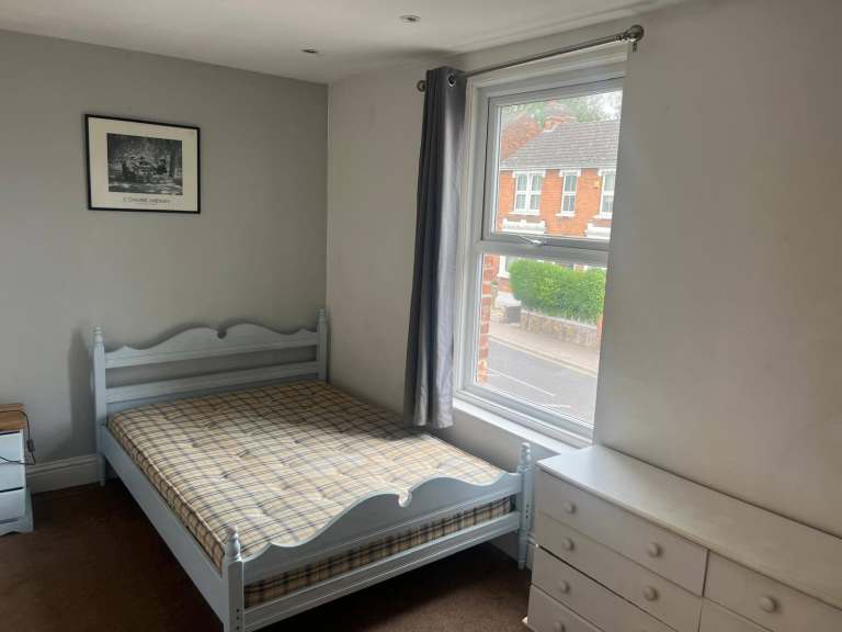 Spacious & Cosy Double Room For Rent AT CO1 2AJ