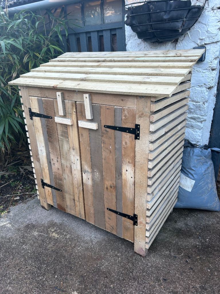 HEAVY DUTY LOG STORE/SHED