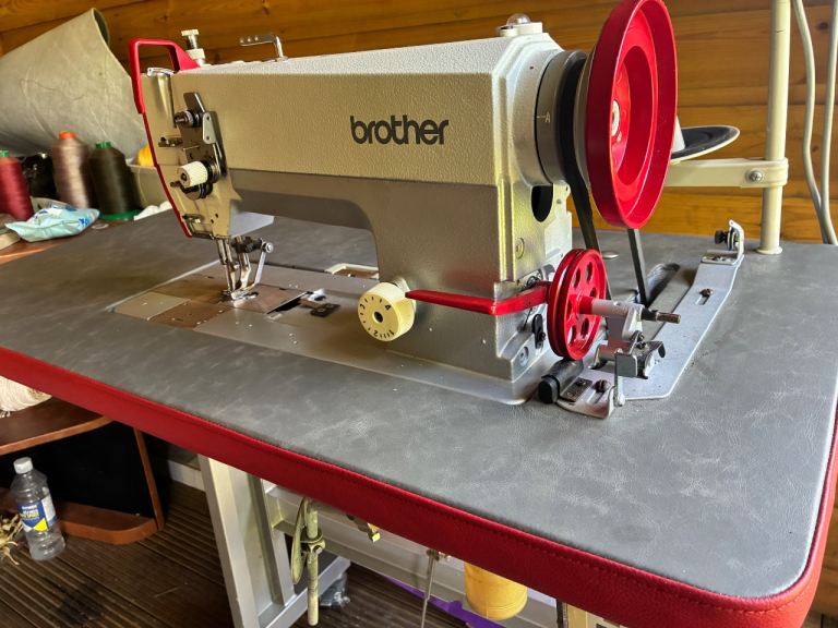 Industrial walking foot sewing machine for leather 