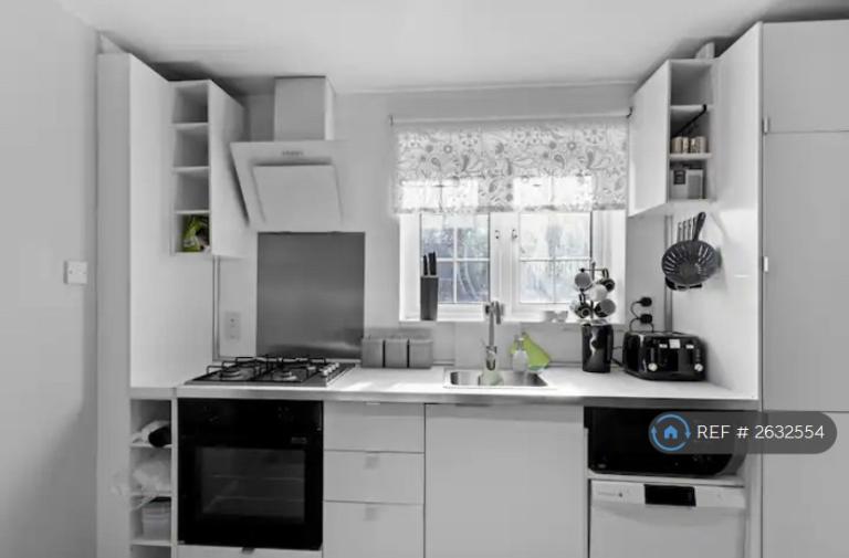 2 bedroom flat in Selby Close, London, E6 (2 bed) (#2632554)