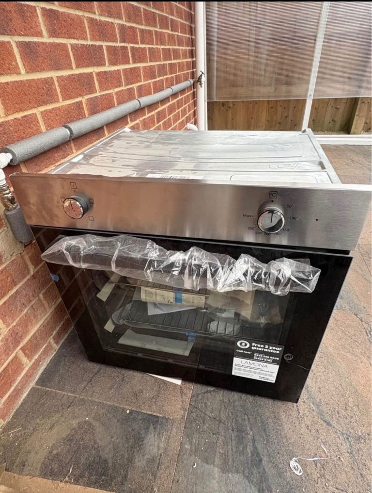 New Lamona Built-In Single Oven - Unused Condition