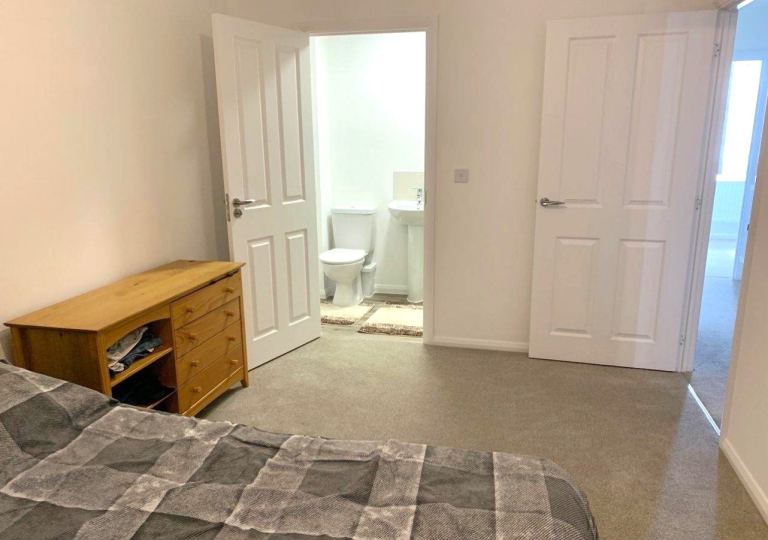 (Not a studio)En-suite double room including bills for single occupancy Postcode RG4 8HQ