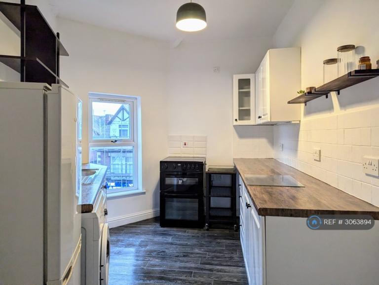 1 bedroom flat in Wilbraham Road, Manchester, M21 (1 bed) (#3063894)