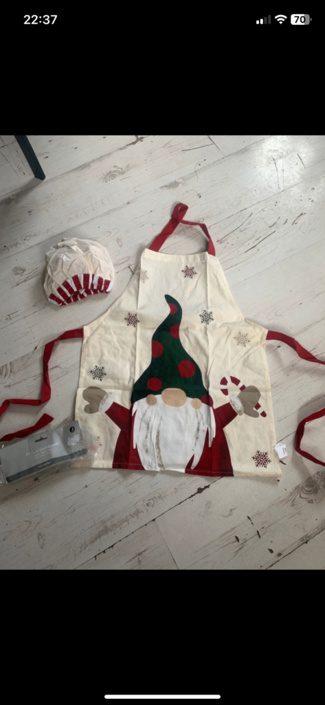 BRAND NEW CHILDREN’S CHRISTMAS PRINT APRON & HAT