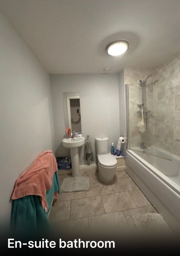 Double bedroom with private bathroom 