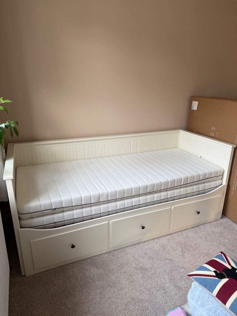 IKEA Hemnes w. two mattresses 