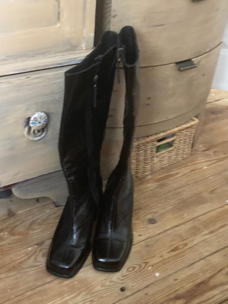 Black Leather Knee-High Boots with Block Heel – Good Condition