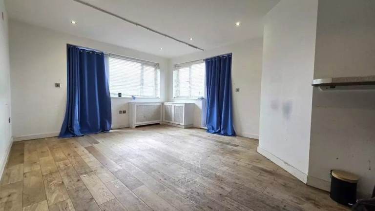 2 BEDROOM FLAT RM5 (£2000)