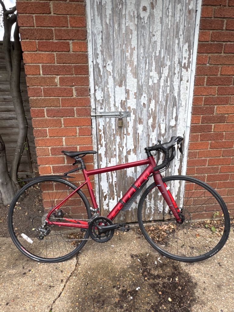 Red Carrera Vanquish Road Bike – Good Condition, Ready to Ride