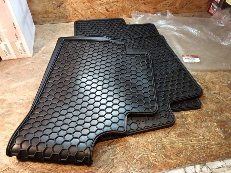 Kia Venga Genuine Rubber Mats *brand new* Cost £80