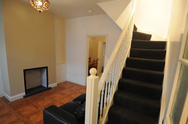 2 Bedroom House beside Royal Victoria Hospital for Rent - Available 1st February