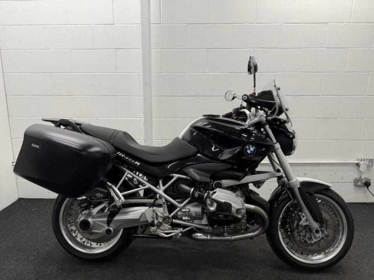 2011 BMW R1200R ** BMW LUGGAGE - CENTER STAND -HEATED GRIPS -12 MONTHS MOT 