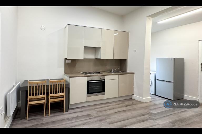 1 bedroom flat in Baker St, Enfield, EN1 (1 bed) (#2946382)