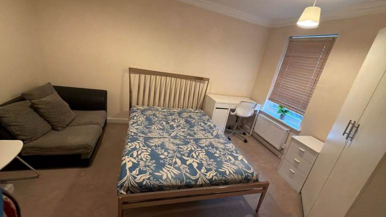 King size room available close to town centre.