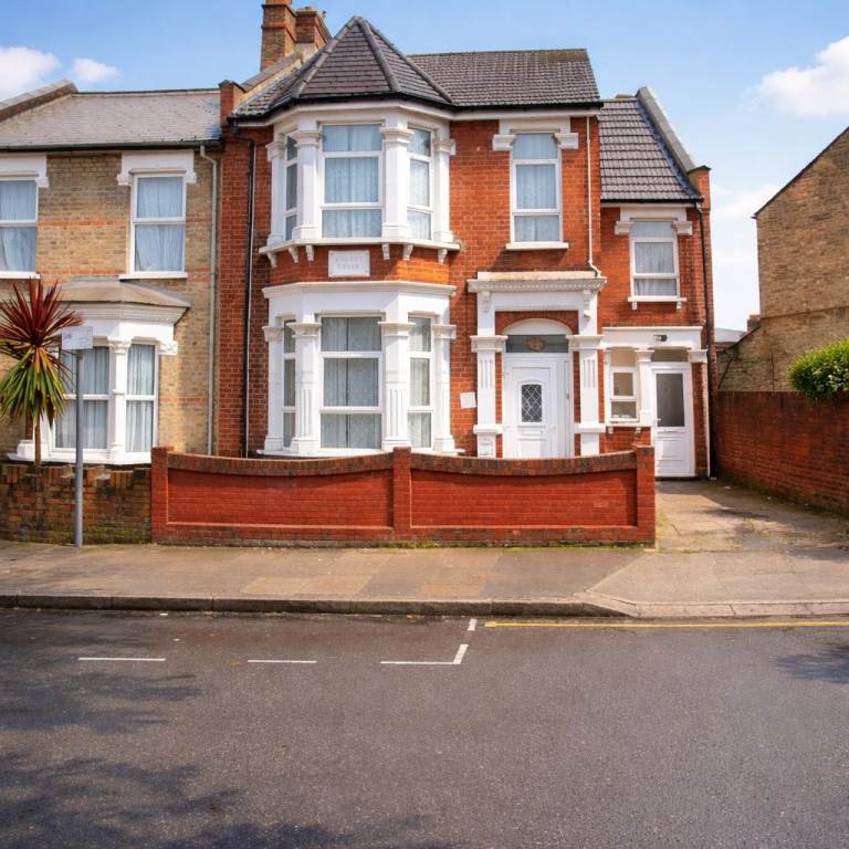 5 Bed Semi Detatched House For Sale E12