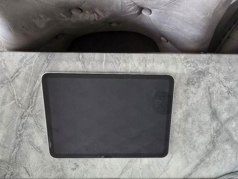 2025 Ipad 128gb with case and protective screen