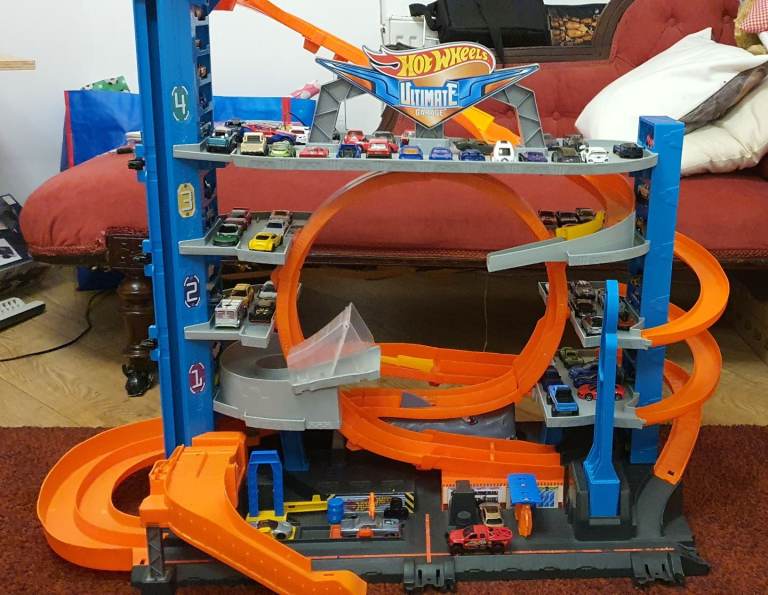Hot Wheels Ultimate Garage with Shark Attack & 86 Hot Wheels Cars