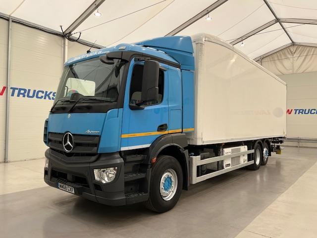 Mercedes Antos 2527 6x2 Rest Cab Fridge Box