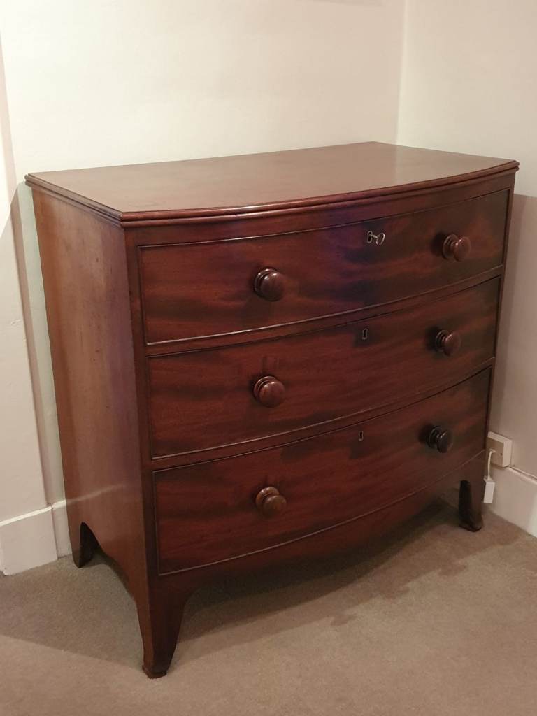Victorian Mahogany Bow Fronted Chest of Drawers (with key)